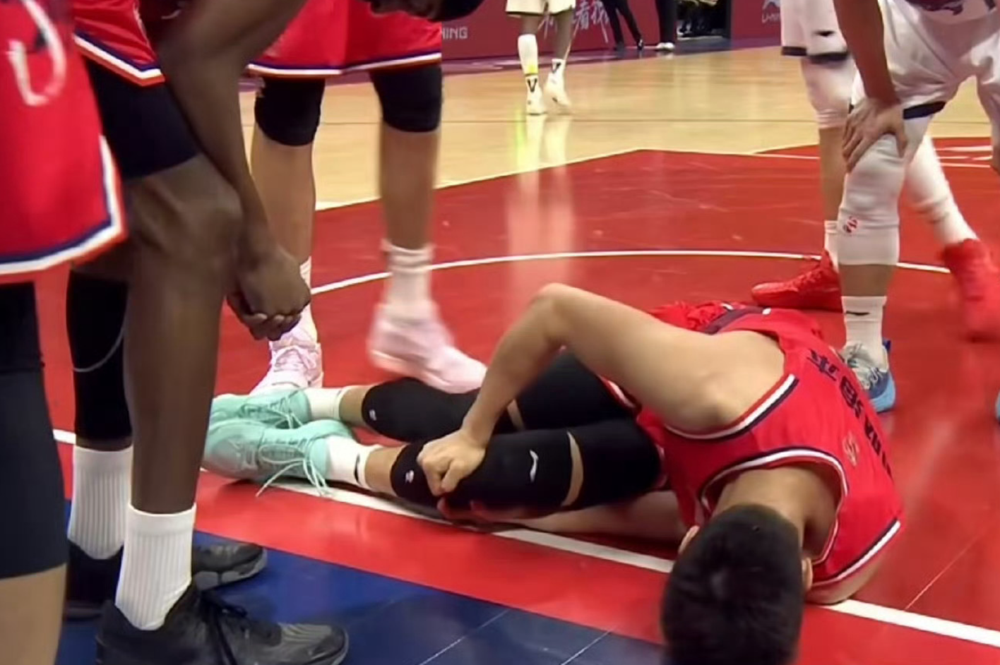 开云体育入口-看着心酸！郭艾伦膝伤倒地不起，一度仰天痛哭，但愿不是大伤！
