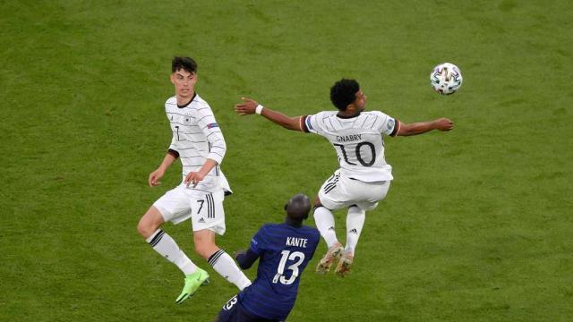 26328065-kai-havertz-und-serge-gnabry-konnten-die-offensive-nicht-entscheidend-beleben-1AlINxLpkga7.jpg